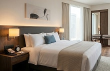 Habitación de hotel que muestra tecnología integrada en la habitación y una cómoda experiencia de hospitalidad