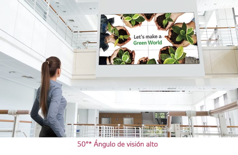 Una mujer está mirando la pantalla instalada en el piso de arriba.
