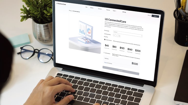 Esta imagen muestra la pantalla de una computadora portátil suscribiéndose a una solución o comprándola, lo que demuestra lo fácil que es comprar a través del sitio web.