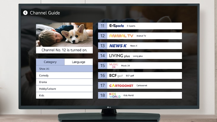 Imagen que muestra a huéspedes del hotel transmitiendo contenido desde su teléfono inteligente al televisor de la habitación.