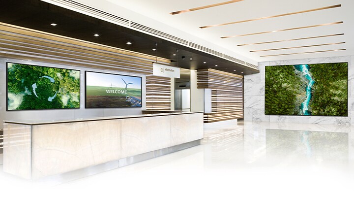 Las diversas pantallas instaladas en el lobby de la empresa muestran imágenes vívidas.