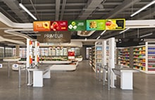 Señalización digital de LG en un supermercado que muestra categorías de productos coloridos. Soluciones de pantallas de LG para el comercio minorista que mejoran la navegación del comprador y las promociones