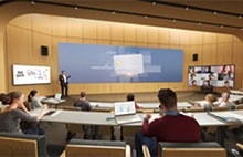 Pantalla de gran formato de LG en un auditorio que facilita el aprendizaje híbrido y las presentaciones. Soluciones de señalización educativas de LG que facilitan la colaboración y la participación remota.
