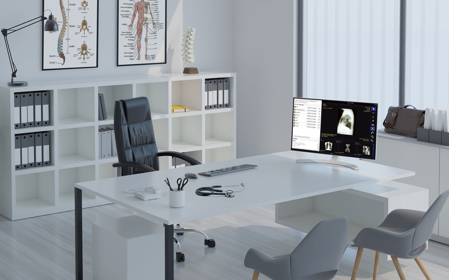 Un monitor para atención médica de LG utilizado en un consultorio médico para revisar las radiografías de tórax de los pacientes. Mayor eficiencia clínica con imágenes médicas precisas.