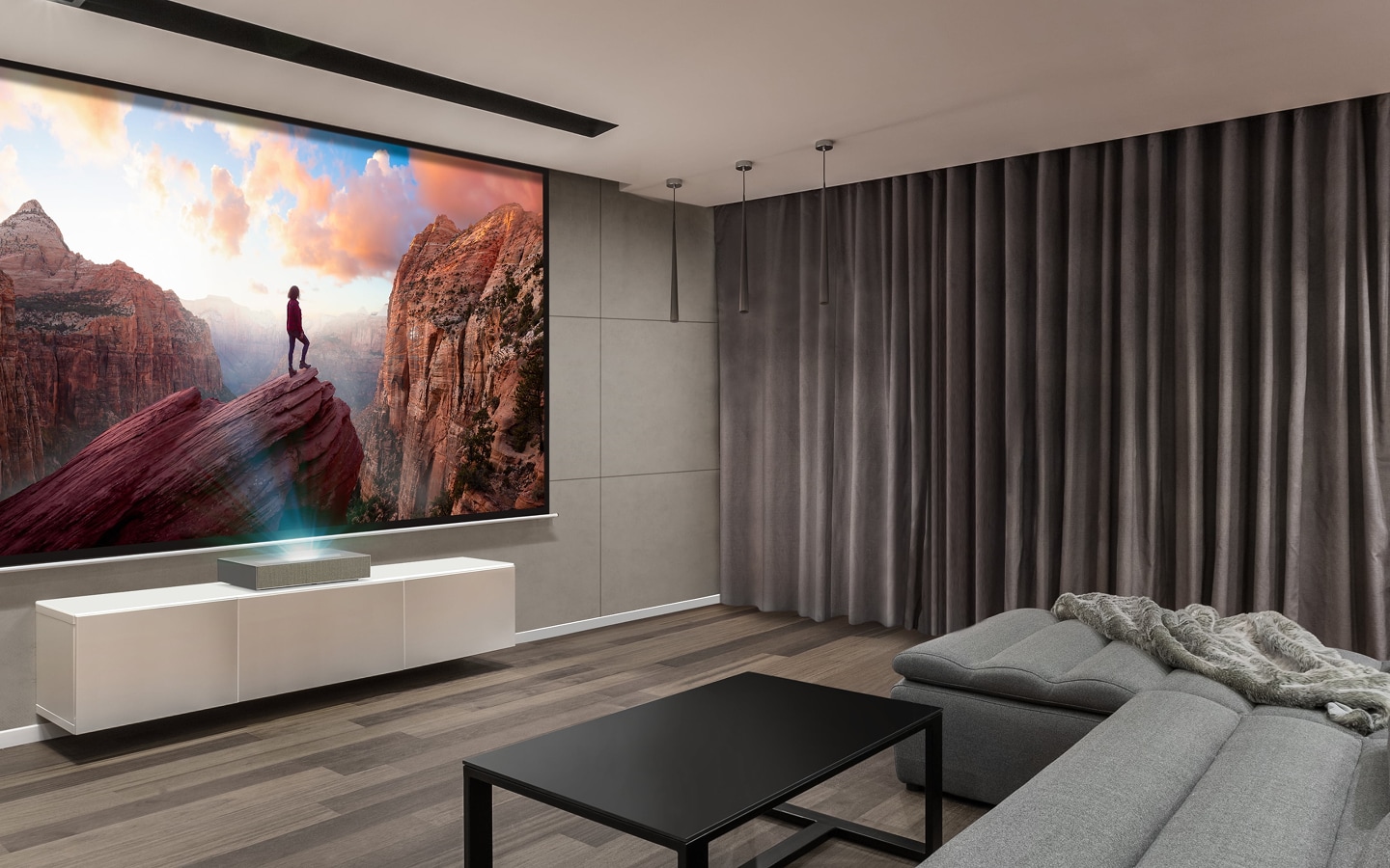 Una sala de estar moderna con un proyector LG de distancia focal ultracorta que proyecta una gran pantalla cinematográfica