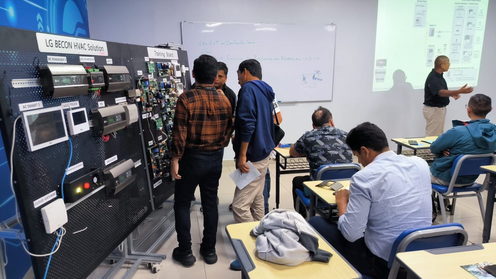 La unidad de contacto seco proporciona flexibilidad de interfaz al ingeniero de controles para el funcionamiento de la unidad interior.
