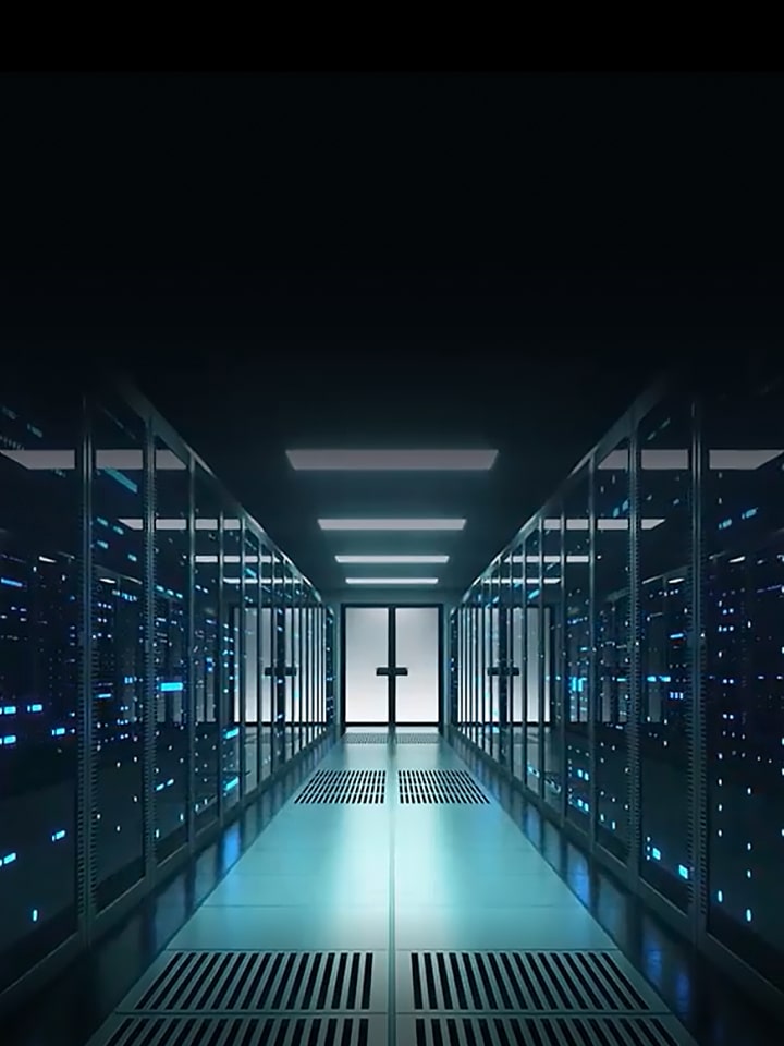 Un pasillo del centro de datos de LG con racks de servidores iluminados en azul que muestran soluciones de enfriamiento y eficiencia
