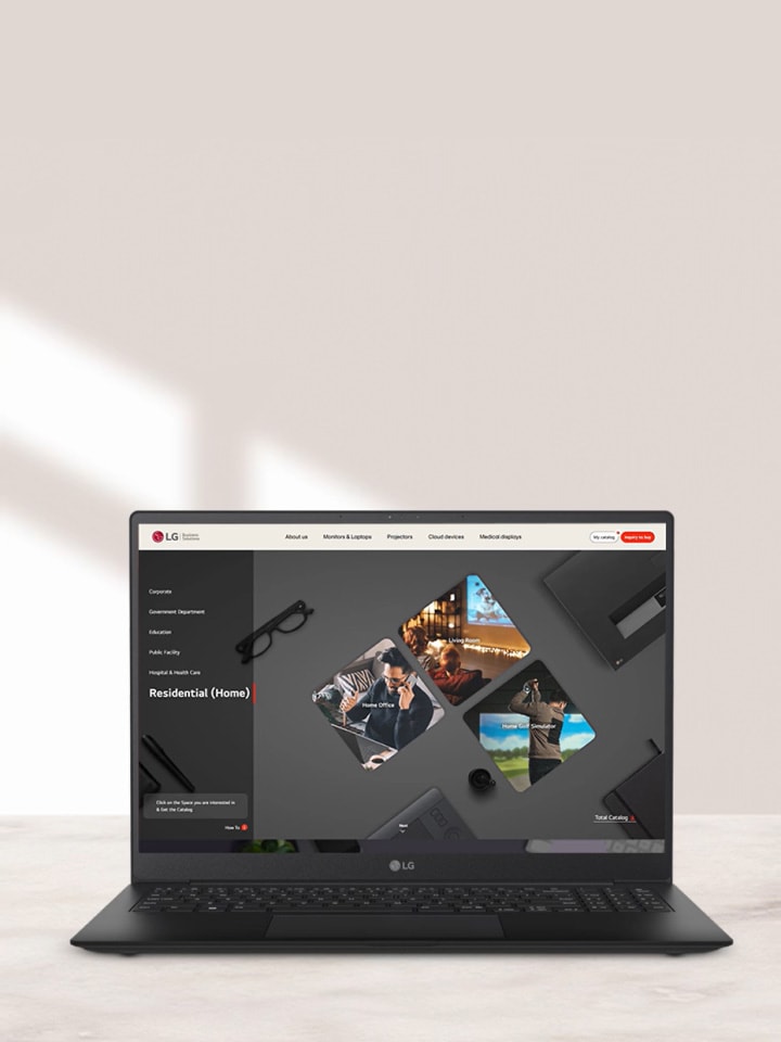 Una computadora portátil de LG muestra el sitio web de la Sala de exhibición digital de TI en un escritorio