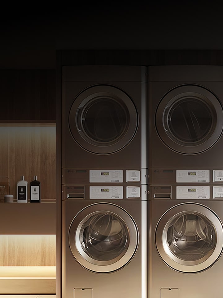 LG Smart Laundry Lounge con lavadoras y secadoras comerciales apiladas junto a un electrodoméstico estilo armario, texto superpuesto: LG Smart Laundry Lounge