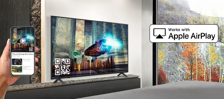 Un huésped del hotel vincula su iPhone con el televisor en la habitación a través de AirPlay.