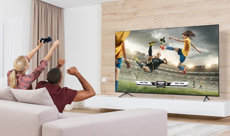 El hombre y la mujer están jugando, y la escena del juego que se muestra en la pantalla de la televisión tiene una expresión realista.