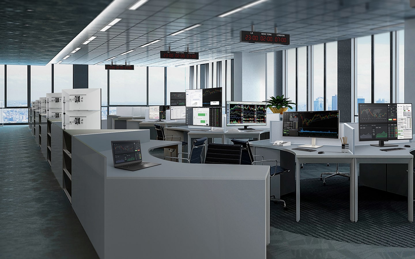 Oficina abierta con filas de escritorios y monitores en un espacio de trabajo moderno