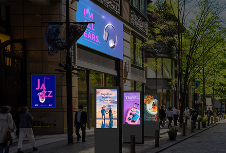 Esta imagem apresenta diversos conteúdos publicitários, como música, viagens e beleza, exibidos em vários monitores.