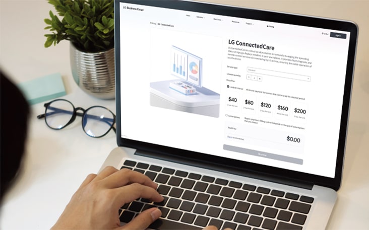 Dieses Bild zeigt einen Laptop-Bildschirm, auf dem eine Lösung abonniert oder gekauft wird, was die Einfachheit des Kaufs über die Website demonstriert.