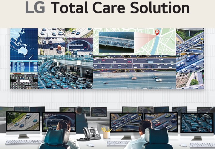 Ein Verkehrskontrollraum mit mehreren Monitoren, die Echtzeitaufnahmen von Autobahnen, Verkehrskarten und Analysen anzeigen. Zwei Bediener überwachen die Bildschirme und stellen fortschrittliche Verkehrsmanagement- und Überwachungssysteme vor.