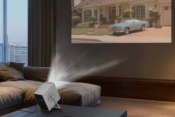 LG Projektor projiziert ein hochauflösendes Bild in einem modernen Wohnzimmer für ein immersives Heimkinoerlebnis.