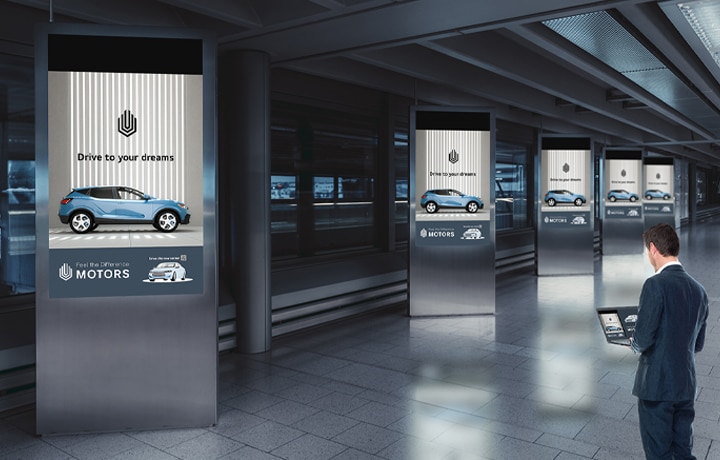 Dieses Bild zeigt einen Administrator, der hohe Helligkeitsanzeigen über einen PC verwaltet.