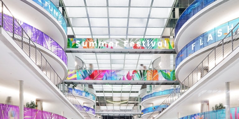 Dieses Bild eines Geländers in einem Einkaufszentrum zeigt, dass die transparente LED-Folie von LG sich perfekt für gebogene Glas- oder Fensteranwendungen mit bis zu 2.000 R konvex und konkav eignet.