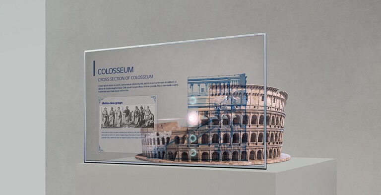 Informationen über das Kolosseum werden auf dem transparenten OLED-Display angezeigt, das sich vor einem Modell des Kolosseums befindet.