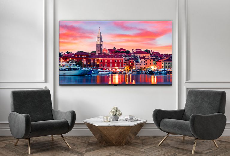 Ein in einem Hotel an der Wand hängender Fernseher zeigt ein Bild in leuchtenden und lebhaften Farben an.