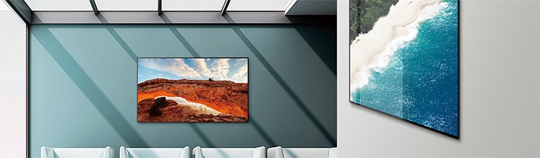 Der Rand des Displays an der Wand ist so dünn, dass es so aussieht, als würde der Inhalt direkt aus der Wand heraus abgespielt.