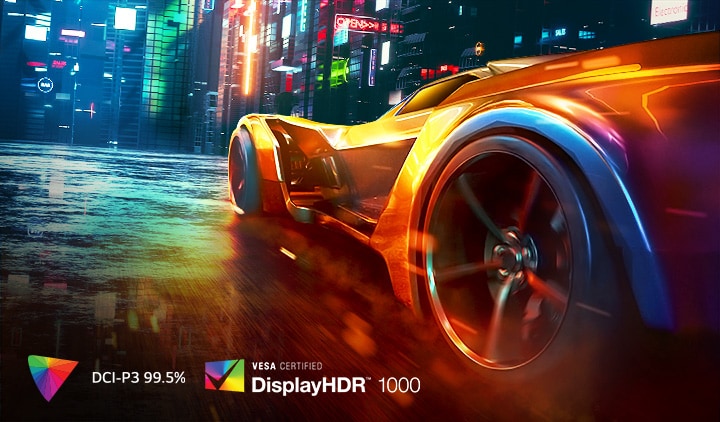 Das Bild zeigt naturgetreue Farben und kontrastiert mit einem orangefarbenen Auto in der bunten nächtlichen Stadtansicht.