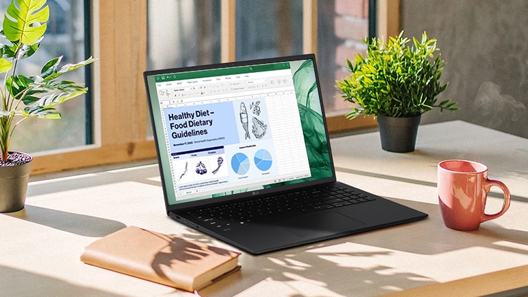 Gezeigt wird ein LG Gram auf einem Schreibtisch. Dieser ist von Glasfenstern umgeben, aber auf dem Display spiegelt sich kein Licht.