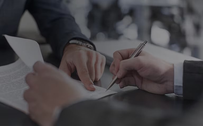 Einen Vertrag unterschreiben