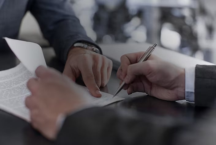 Einen Vertrag unterschreiben