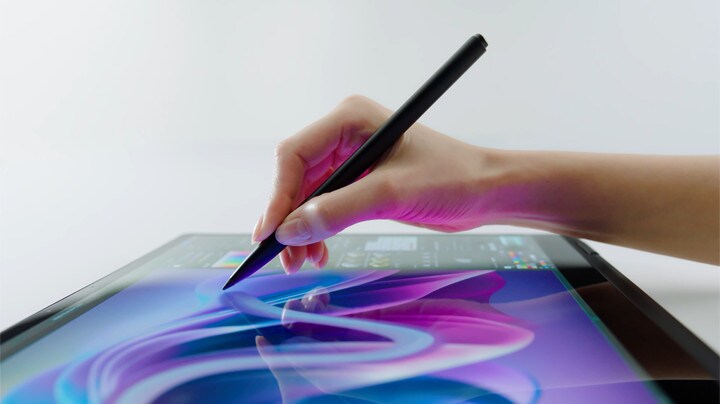 Dieses Video zeigt die Hand einer Frau, die einen Schreibstift hält und den Laptop-Bildschirm im Tablet-Modus sanft berührt, um flüssig zu zeichnen.