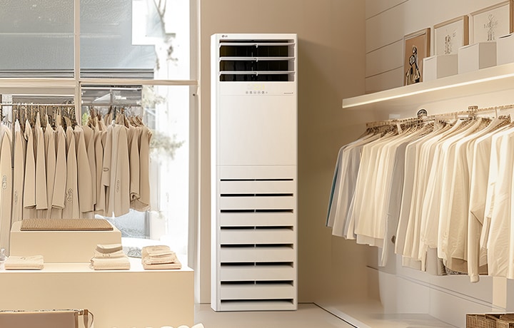 Das LG Standgerät steht in einem minimalistischen Bekleidungsgeschäft, in dem neutrale Farben in Regalen und Fächern ordentlich präsentiert werden.  