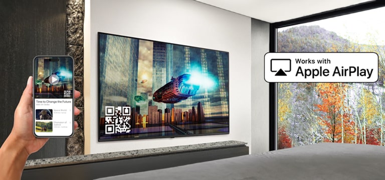 Un client de l’hôtel appaire son iPhone à la TV dans la chambre via AirPlay.