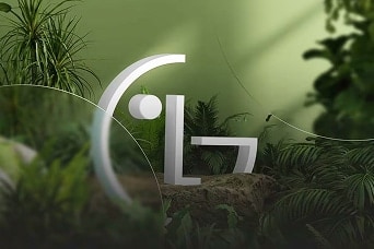 Sculpture du logo LG blanc exposée dans un jardin intérieur luxuriant avec des plantes vertes, symbolisant un design et une marque écologiques.