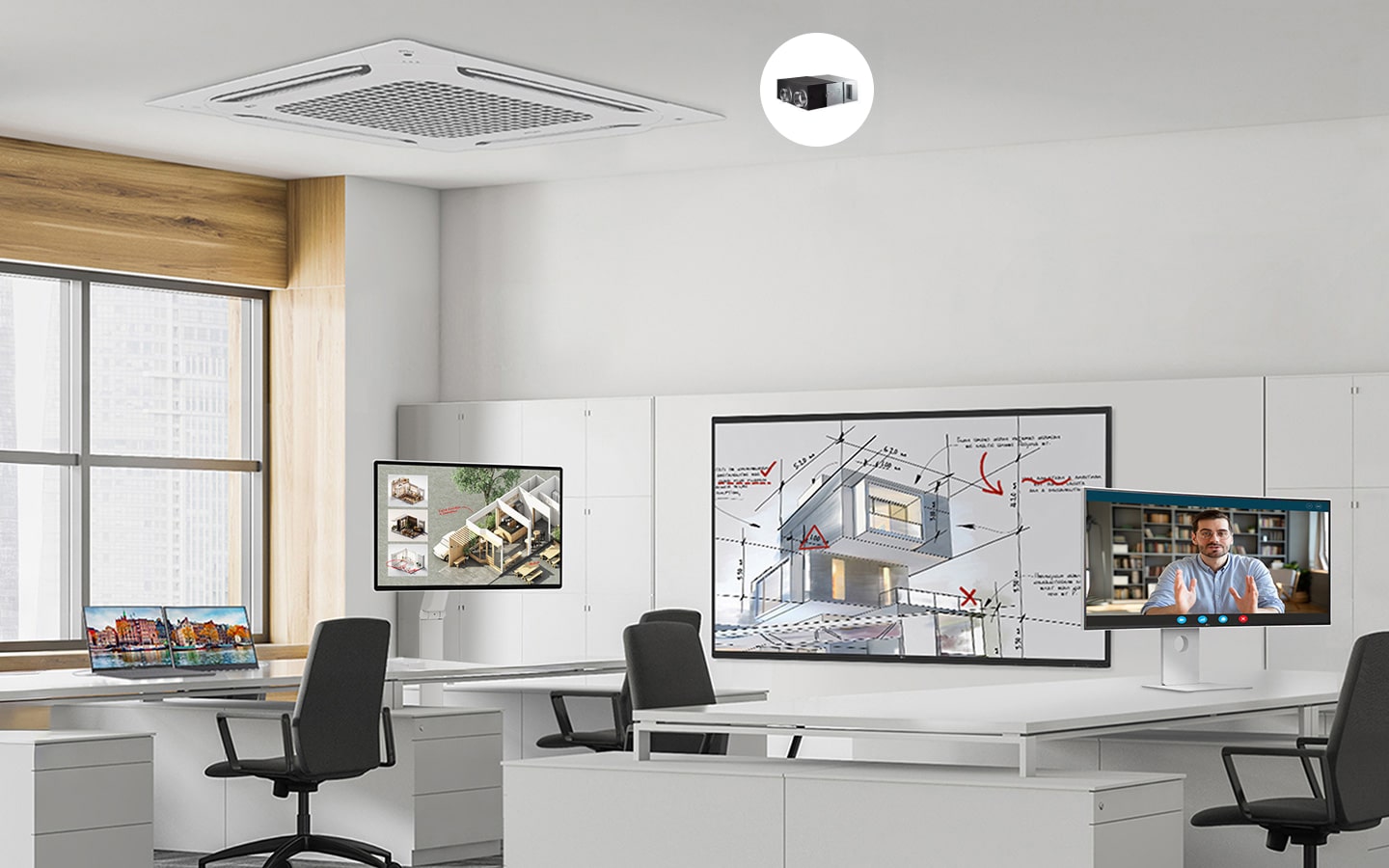 Espace de bureau lumineux avec bureaux et chaises disposés dans une disposition ouverte, comprenant plusieurs moniteurs affichant des designs architecturaux, des appels vidéo et des visuels. Une unité pneumatique fixée au plafond est visible au-dessus.