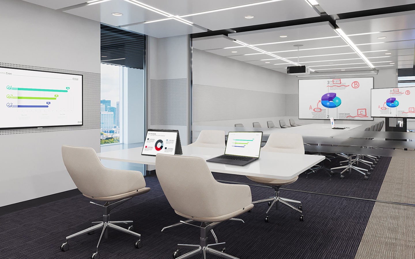 Salle de conférence moderne avec de grandes tables et des chaises pivotantes, avec plusieurs écrans montrant des graphiques et des diagrammes, ainsi que des ordinateurs portables configurés pour une réunion.