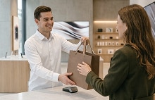 Espace de vente avec des écrans numériques et des solutions d’engagement client dans un environnement de magasin moderne