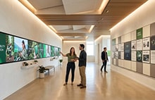 Espace public avec installations numériques pour la diffusion d’informations et l’engagement des visiteurs