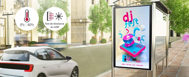 Une femme installée dans une voiture observe une publicité sur un panneau d’affichage numérique (DOOH) qui se trouve sur le bord de la route. Grâce au test solaire effectué par LG, ce produit peut faire face à un large éventail de températures allant de 0 à 40 degrés.