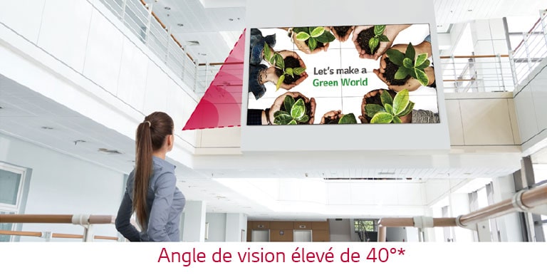 Une femme lève les yeux vers l’écran installé à l’étage et les couleurs s’affichent de manière éclatante sans aucune distorsion.