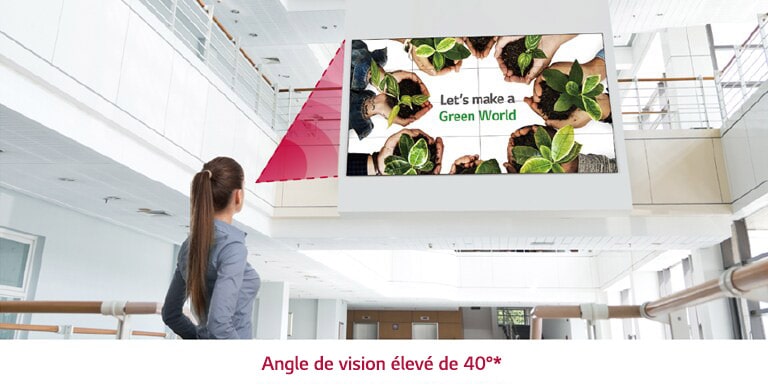 Une femme lève les yeux vers l’écran installé à l’étage et les couleurs s’affichent de manière éclatante sans aucune distorsion.
