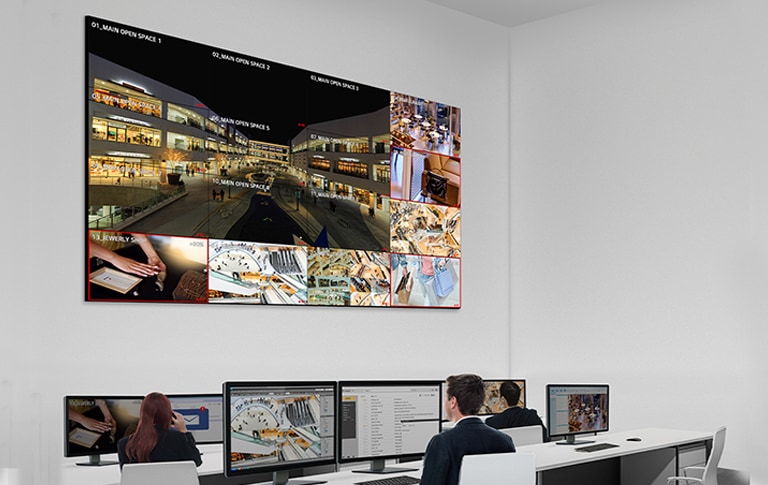 Les locaux externes et internes du centre commercial sont surveillés dans la salle de contrôle CCTV grâce à un grand mur vidéo.
