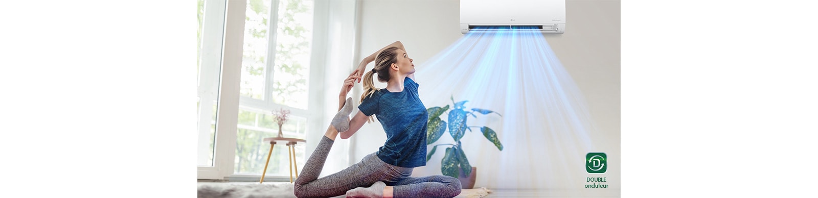 Une femme pratique le yoga sous l’air frais du climatiseur.