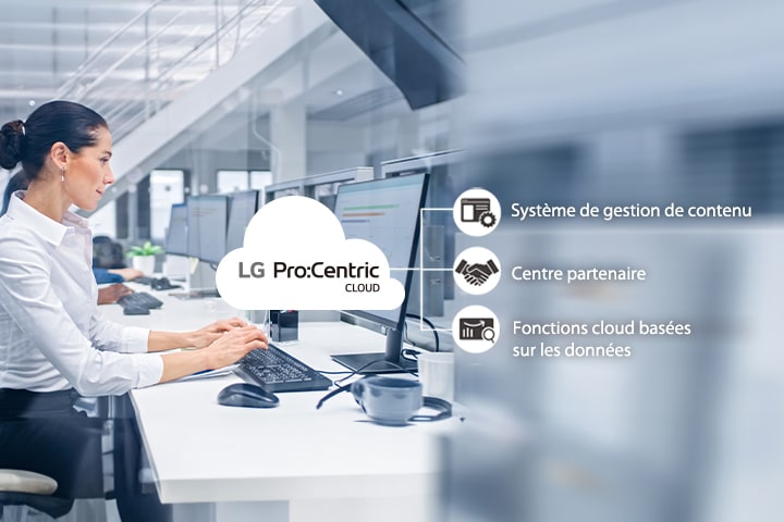 La femme travaille via Pro:Centric Cloud.	