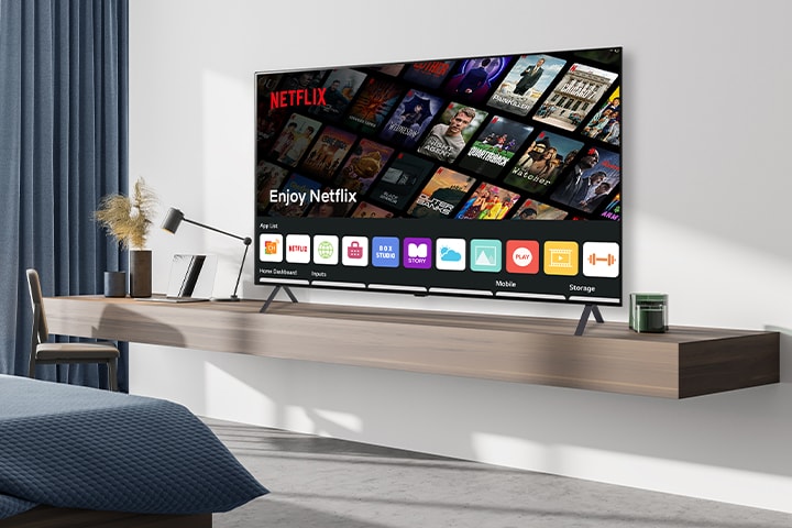 Les contenus de l’hôtel tels que l’application Netflix s’affichent sur le téléviseur à l’intérieur de la chambre d’hôtel.	