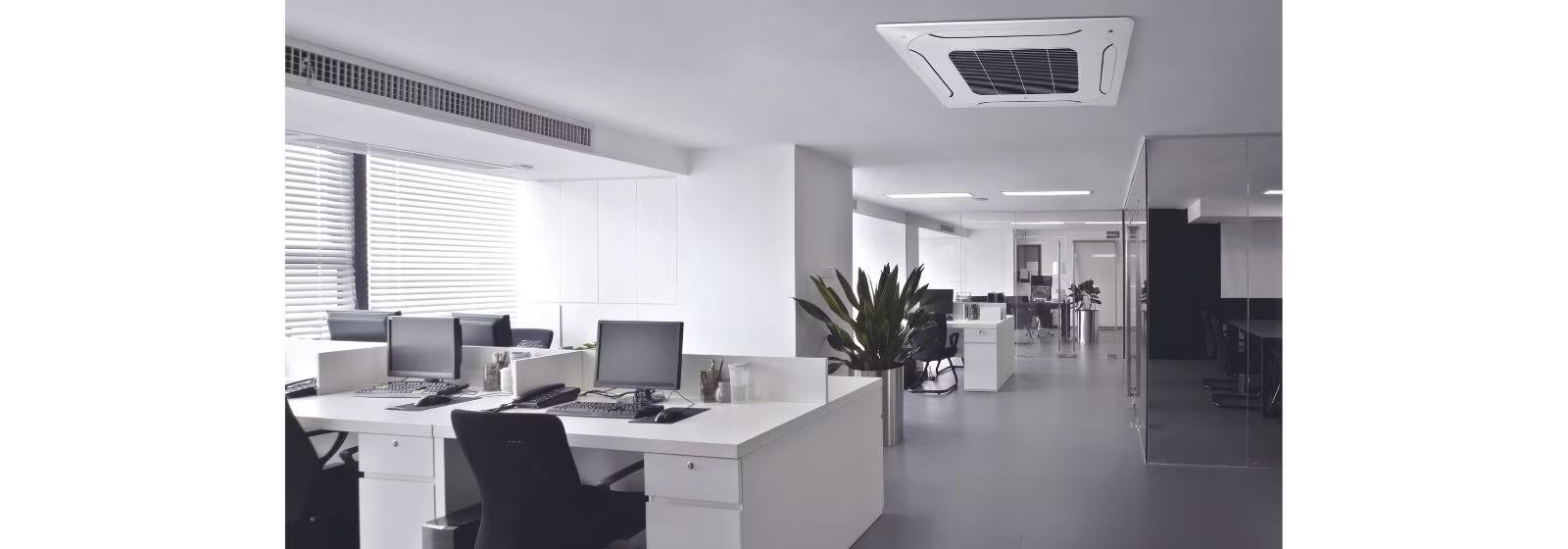 Bureau avec système de climatisation au plafond