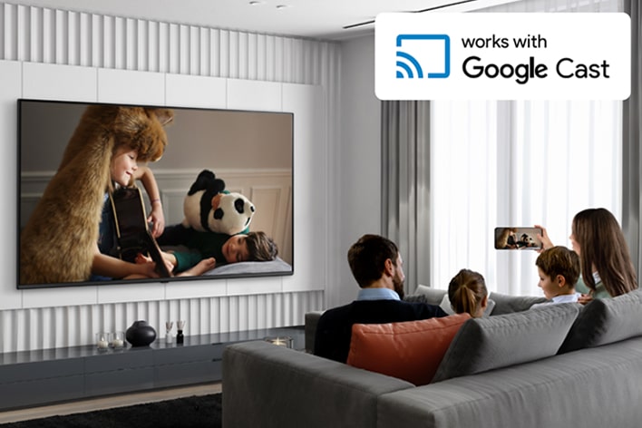 Cette image montre des clients de l'hôtel en train de diffuser du contenu depuis leur smartphone vers la télévision de leur chambre.