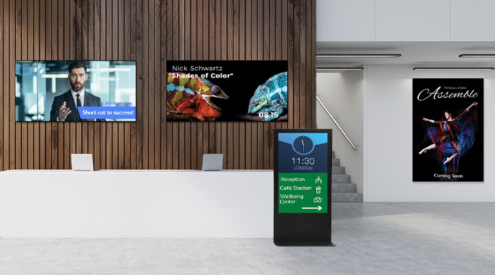 Différents types d’écrans sont installés dans le hall de l’entreprise.