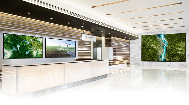 Les différents écrans installés dans le hall de l’entreprise présentent des images éclatantes.