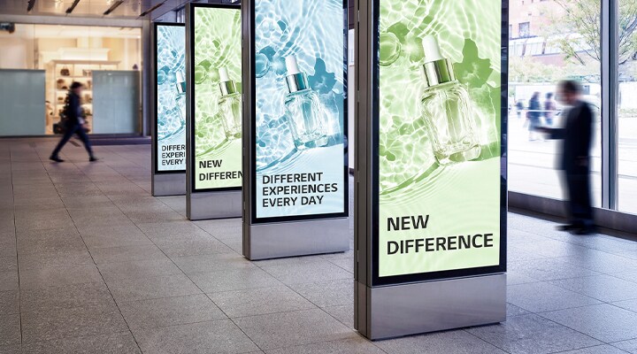 Des publicités sont présentées de manière éclatante sur les quatre écrans de signalisation installés dans le bâtiment.
