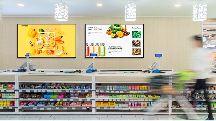 Signalisation numérique UHD LG installée dans une supérette affichant des publicités pour les aliments et boissons